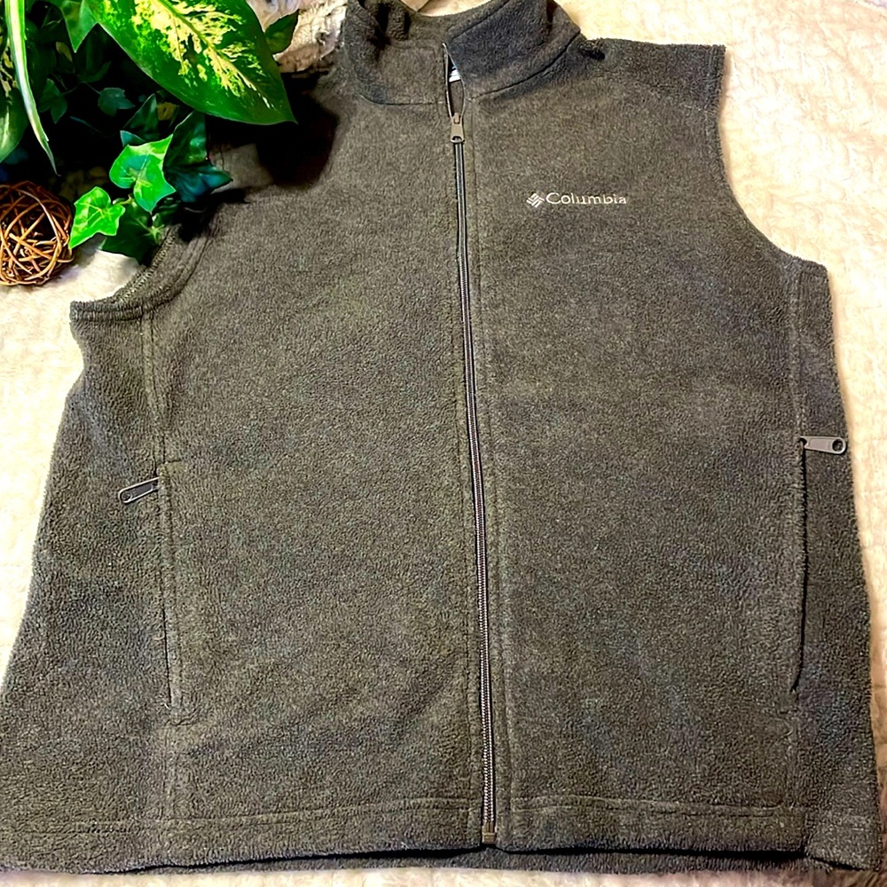 COLUMBIA STEEN MOUNTAIN CHARCOAL VEST SZ M GREAT PREOWNNED CONDITION UNISEX EUC
